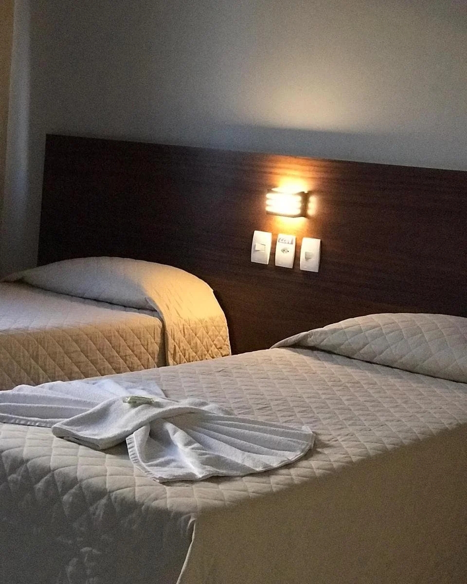 foto de um dos quartos com duas camas