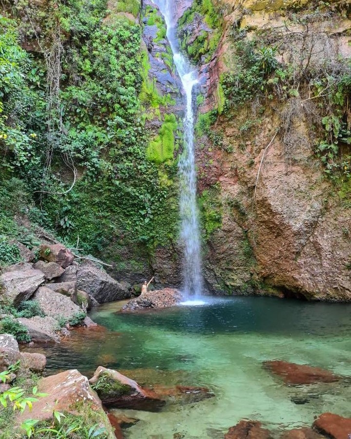 foto de uma das cachoeiras da fazenda. A água está com uma tonalidade esverdeada.