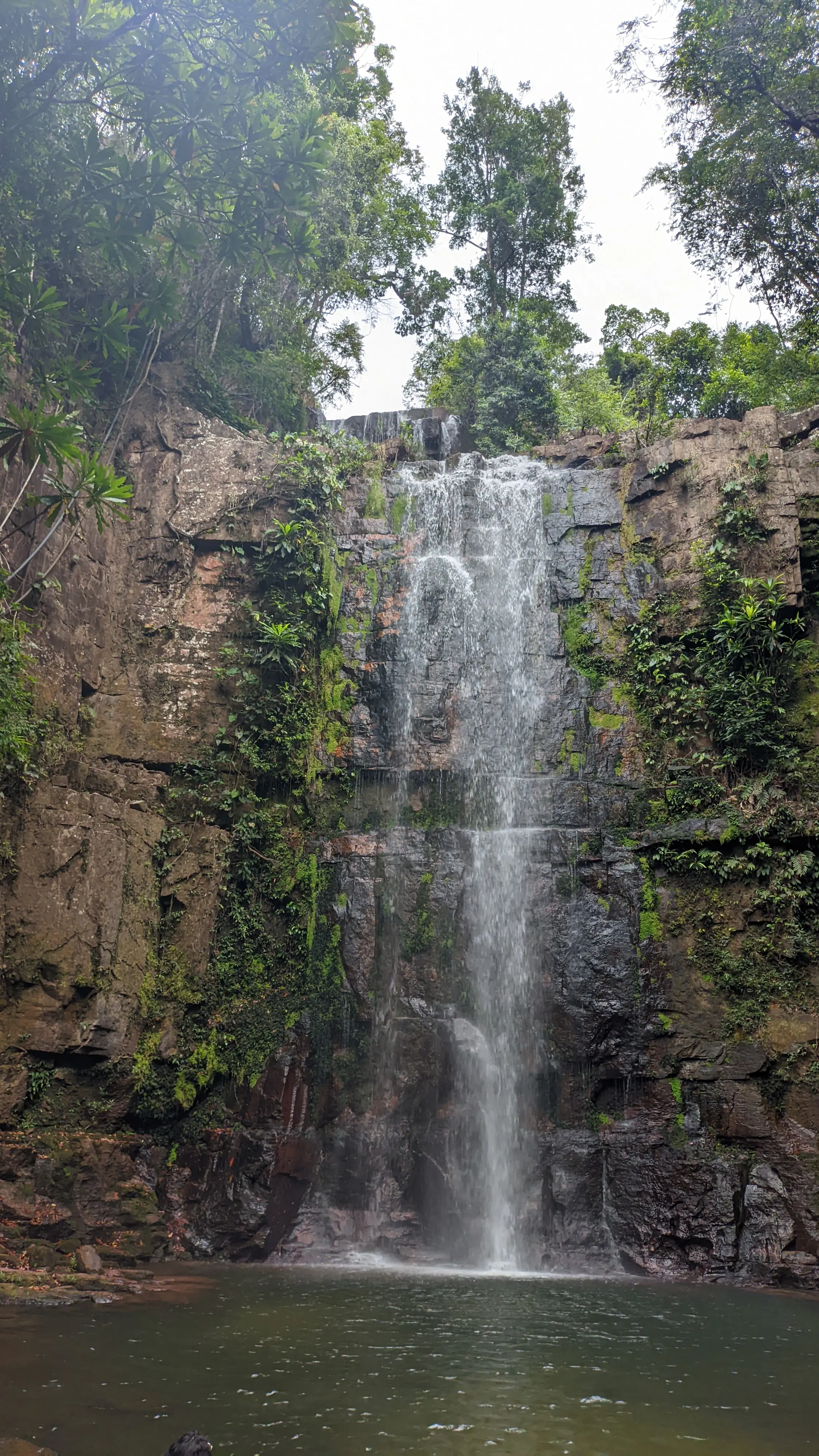 cachoeira agua limpa, com uma queda de cerca de 30m