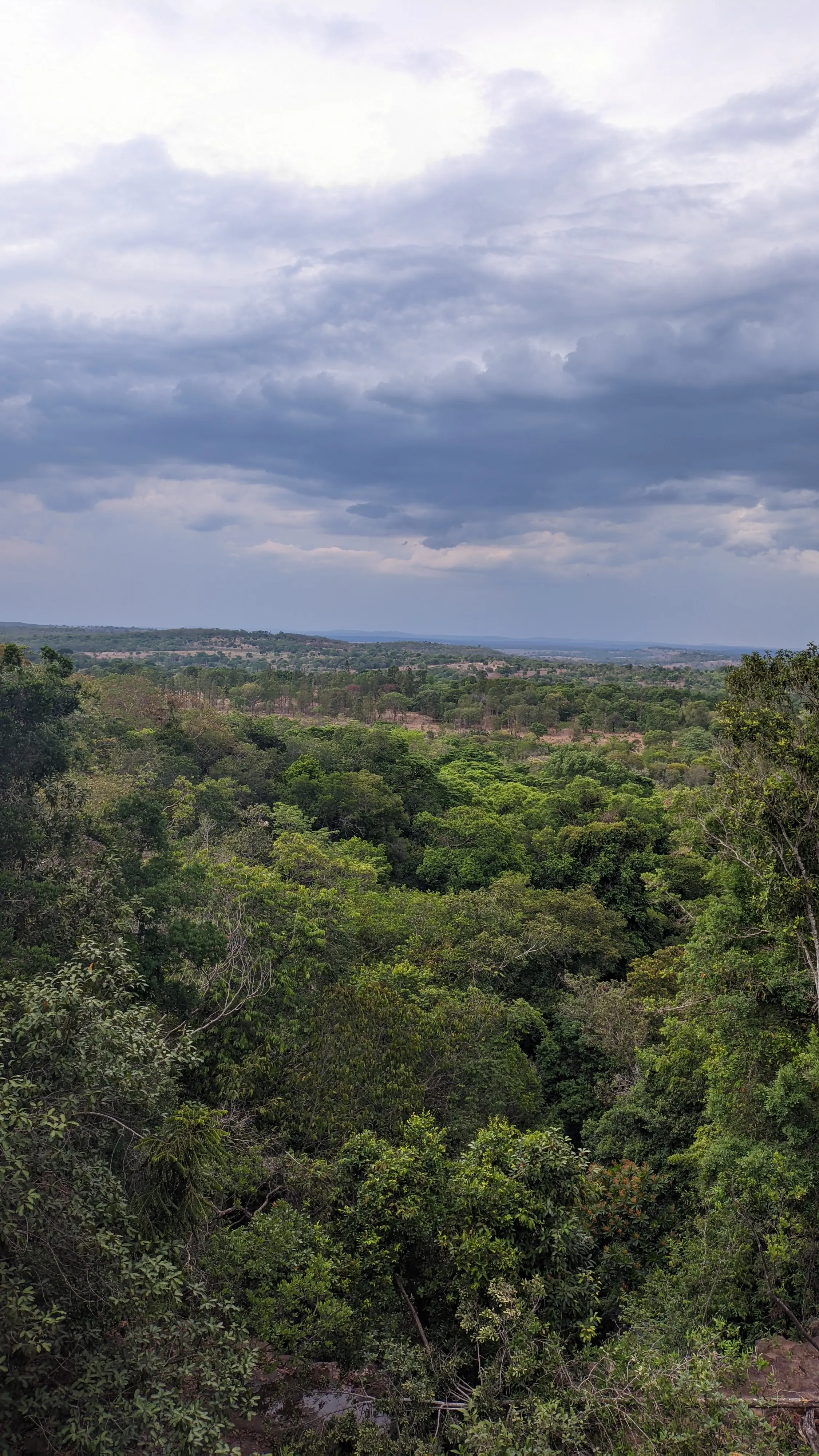 visao do topo da serra, bem acima da cachoeira agua limpa, muitos metros de altura.