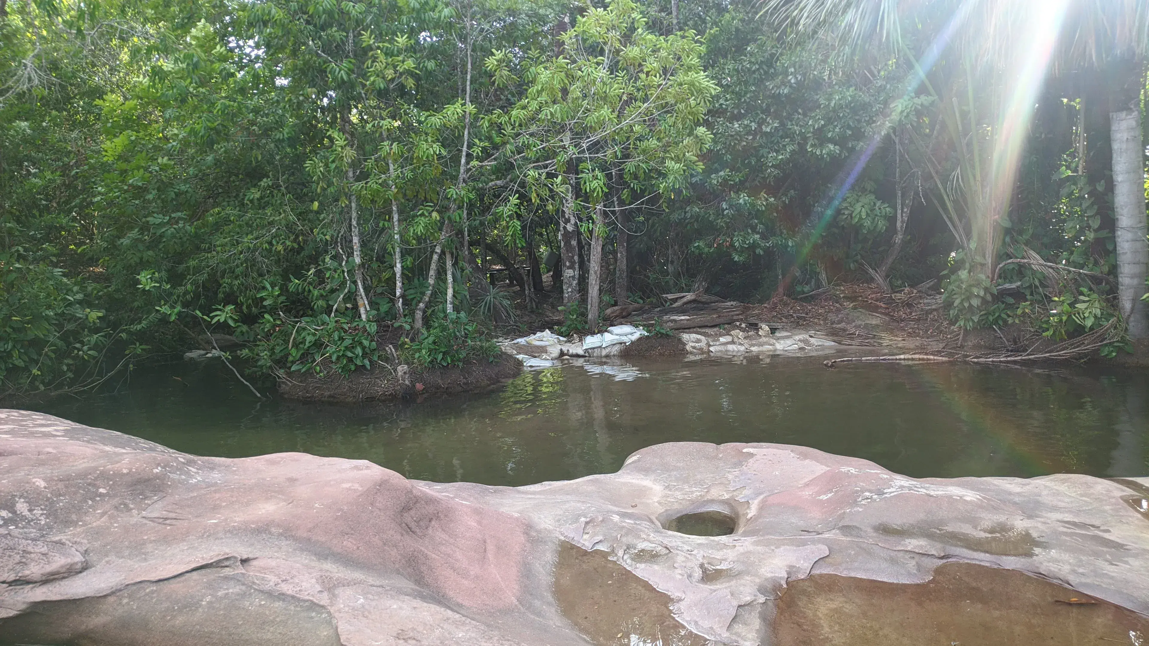 poço de água com uma pedra bem grande onde o pessoal fica