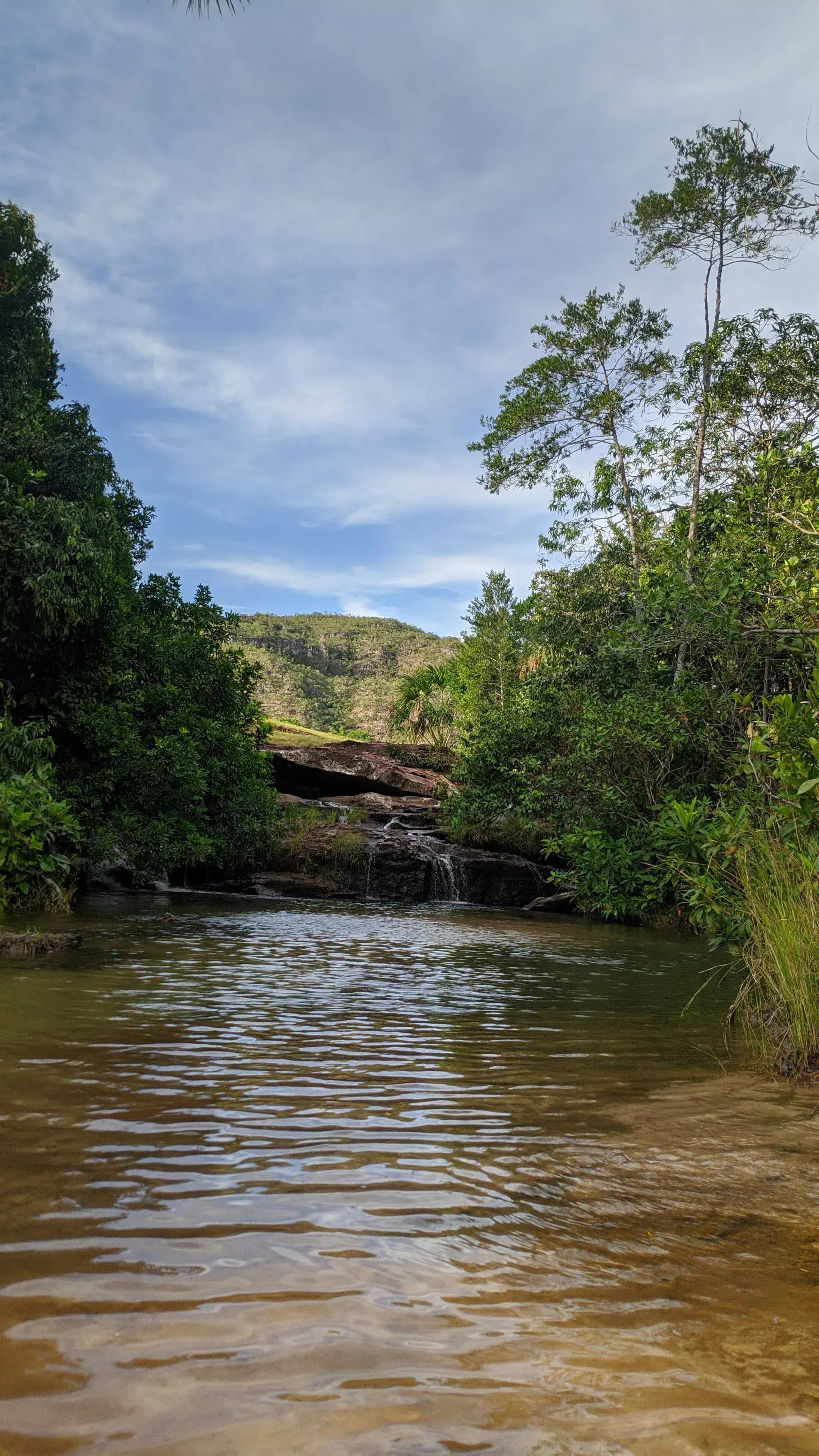 um dos poços, com uma pequena queda de água e a serra de fundo