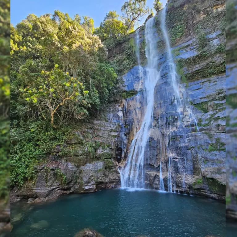 cachoeira jatobá com a água esverdeada meio azulada e uma grande queda de água que escorre pelo paredão de rochas