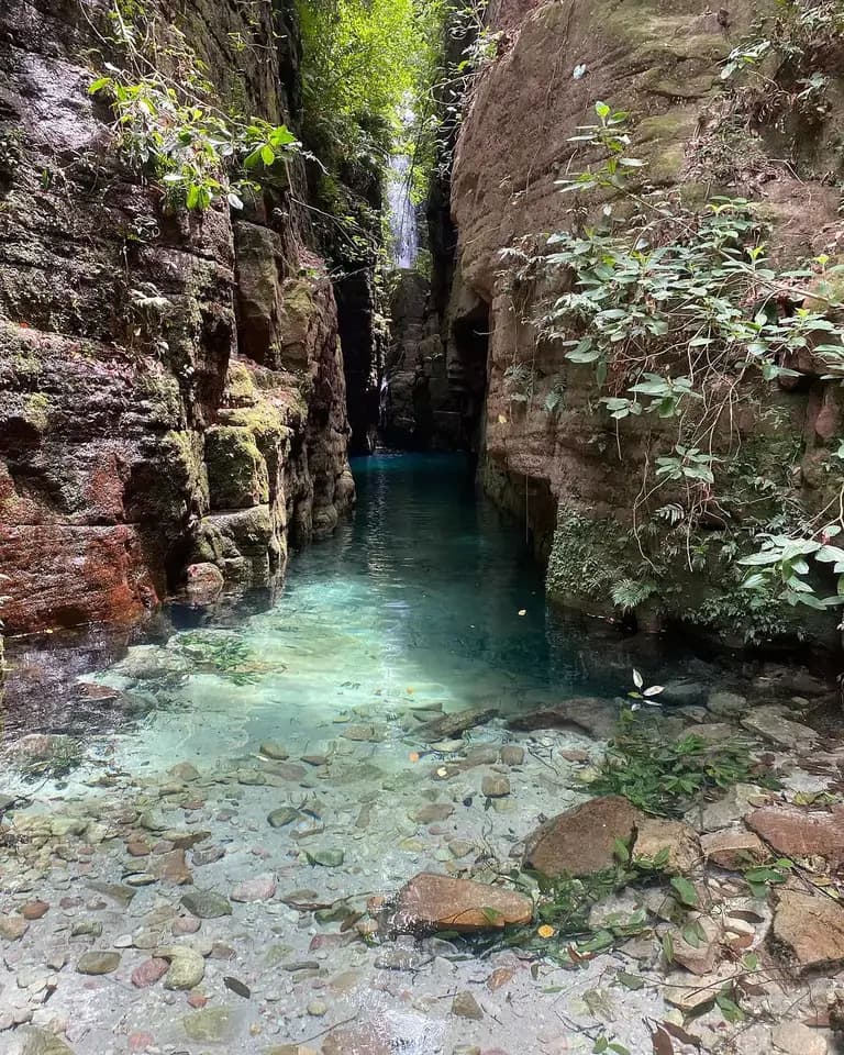 entrada de uma cânion com a água cristalina