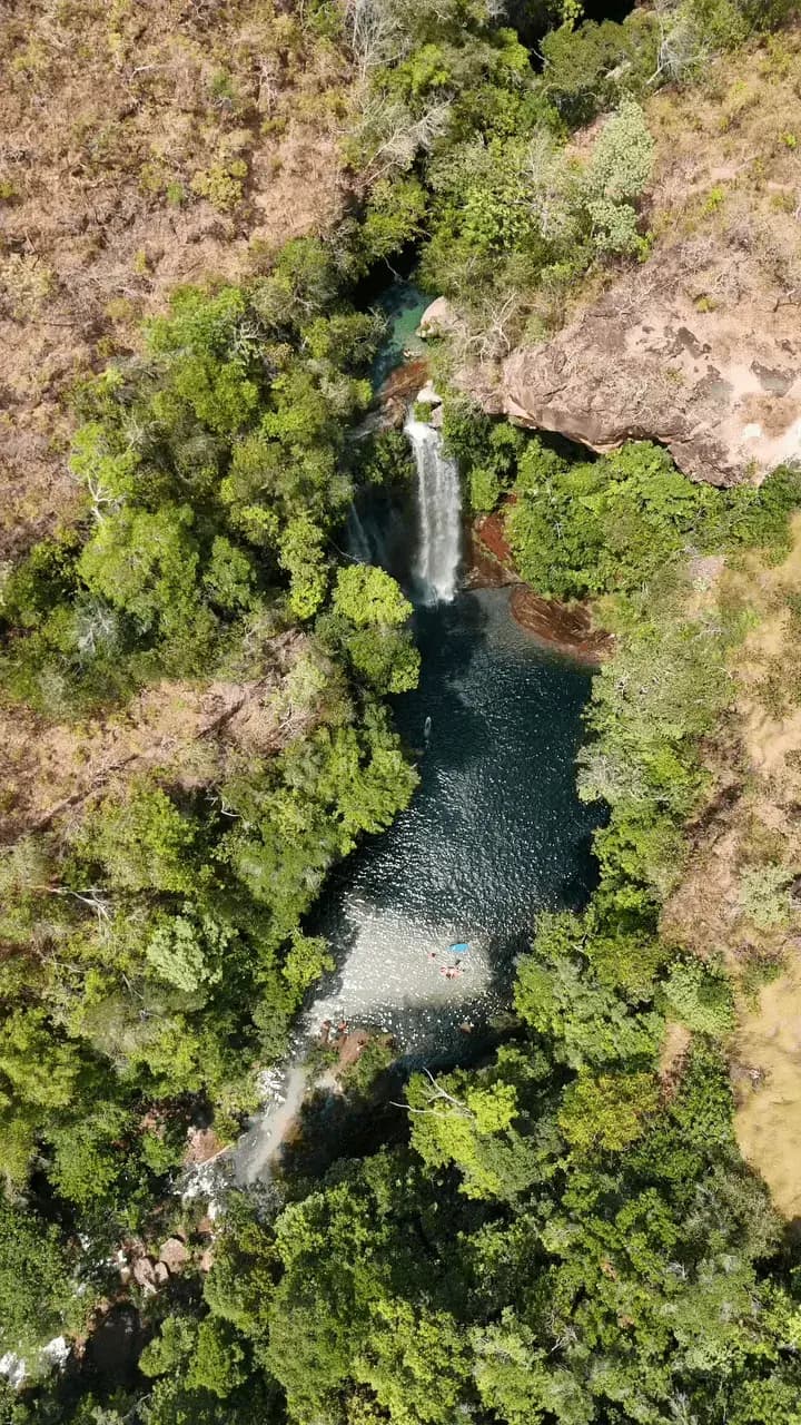 Vista aérea deslumbrante da Cachoeira Azul e seu entorno natural