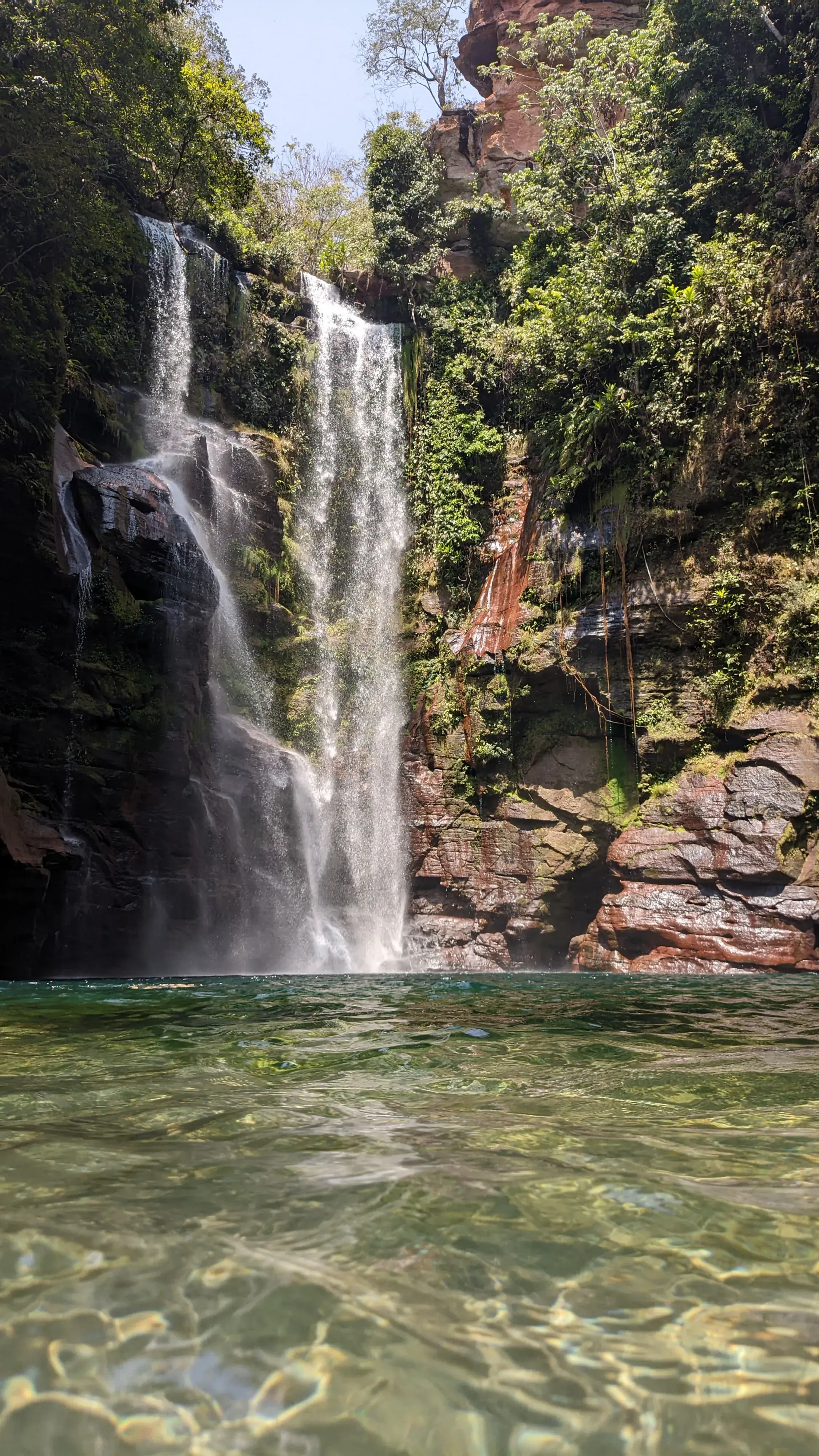 Vista frontal da Cachoeira Azul, mostrando toda a extensão da queda d&apos;água de mais de 40 metros.