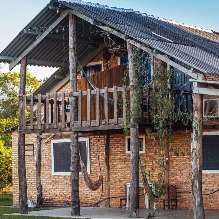 foto de uma casa de tijolinhos onde os hospedes ficam.