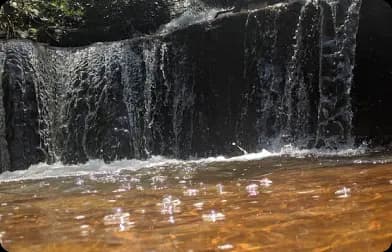 Vista deslumbrante de uma das cachoeiras da Trilha das Cachoeiras no Parque Estadual Serra Azul.