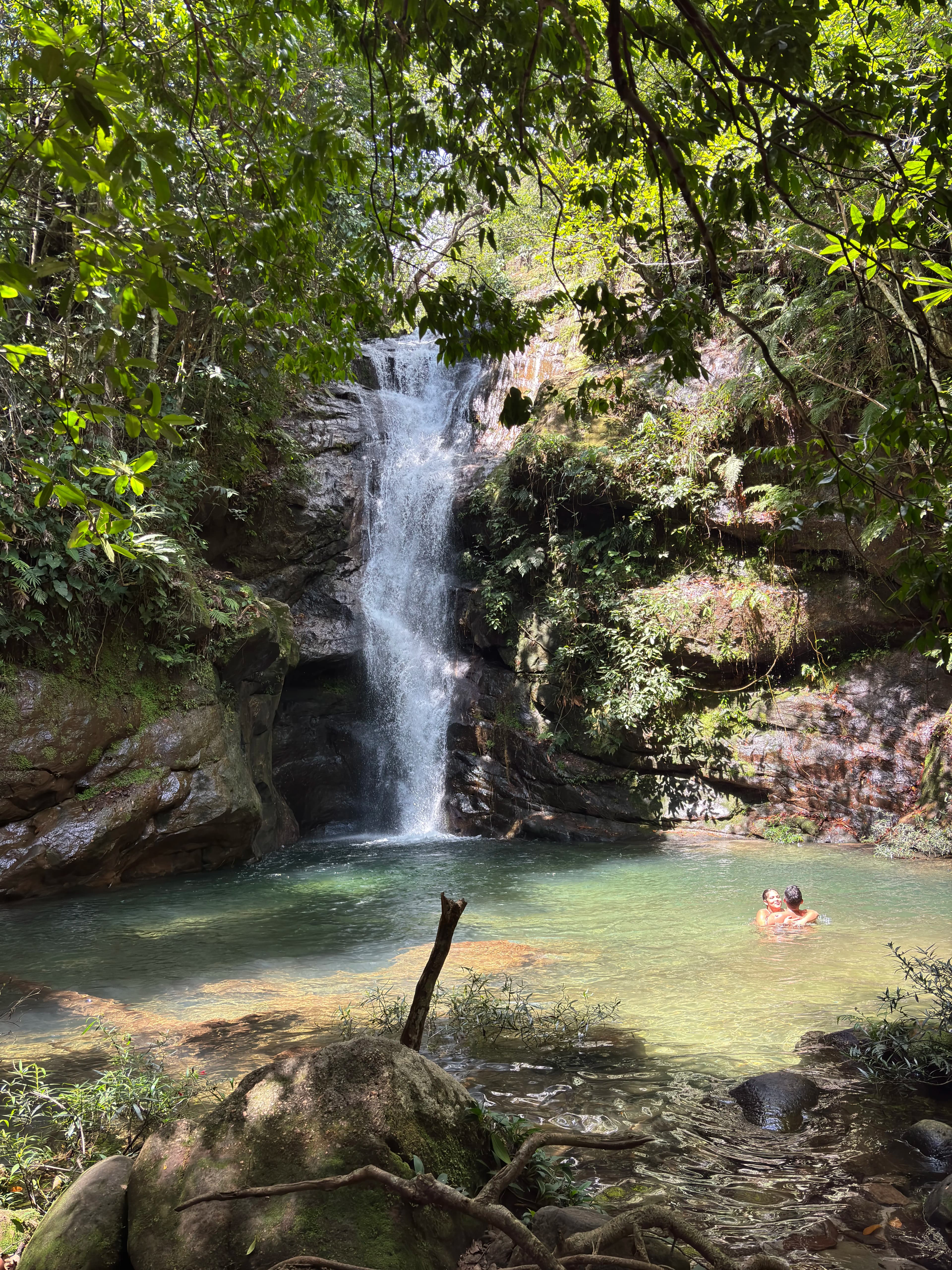 Cachoeira Samambaia com suas águas cristalinas caindo sobre as rochas